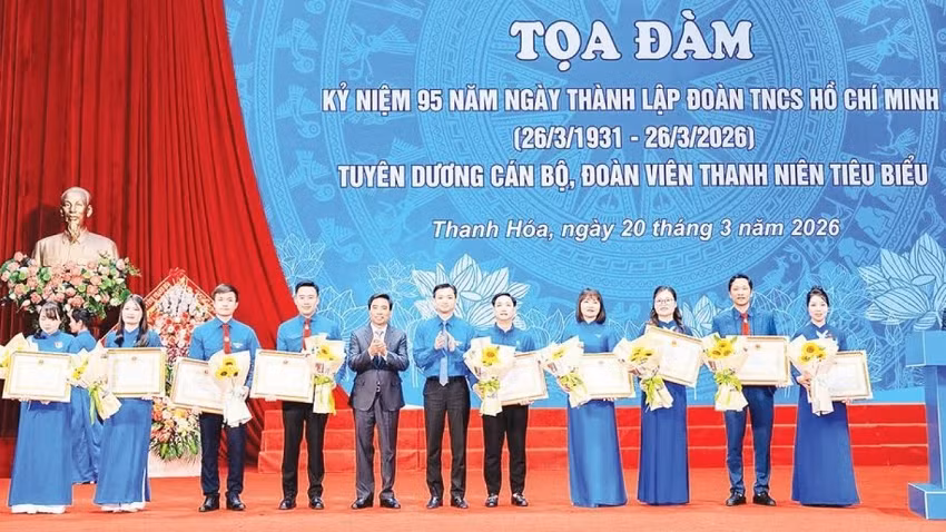 Đồng chí Hoàng Lường Tùng (thứ 5, từ phải qua) tại lễ tuyên dương cán bộ Đoàn tiêu biểu.