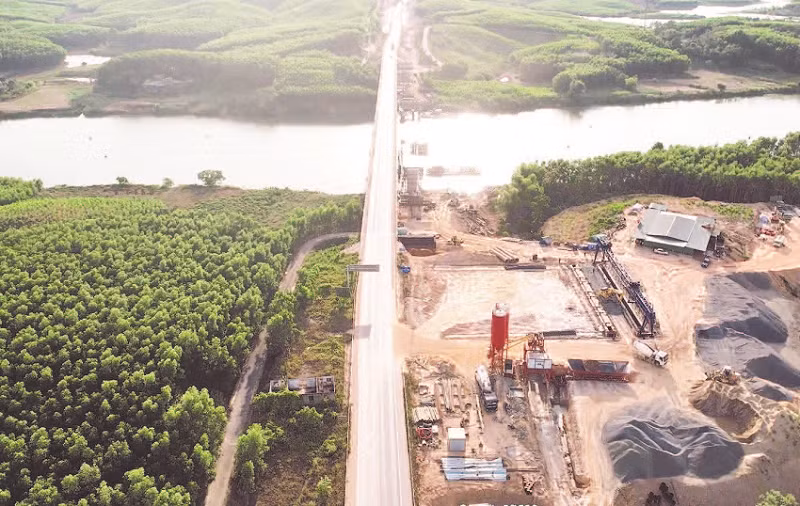 Tuyến cao tốc bắc-nam phía đông đoạn Cam Lộ-La Sơn, nối tỉnh Quảng Trị với thành phố Huế, có tổng chiều dài gần 99 km. 