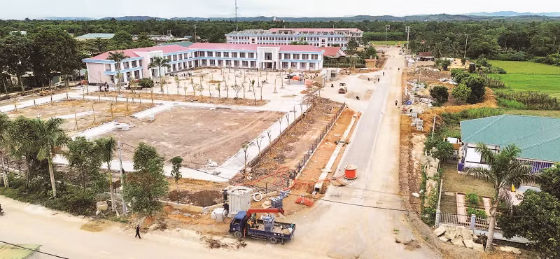 Đơn vị thi công nỗ lực hoàn thiện các hạng mục tại Trường phổ thông nội trú liên cấp tiểu học và trung học cơ sở Hương Khê trước ngày 30/8.