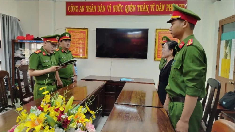 Cơ quan Cảnh sát điều tra Công an tỉnh Phú Yên tống đạt quyết định khởi tố bị can đối với bà Đặng Thị Hòa Hiệp. (Ảnh Công an tỉnh Phú Yên)