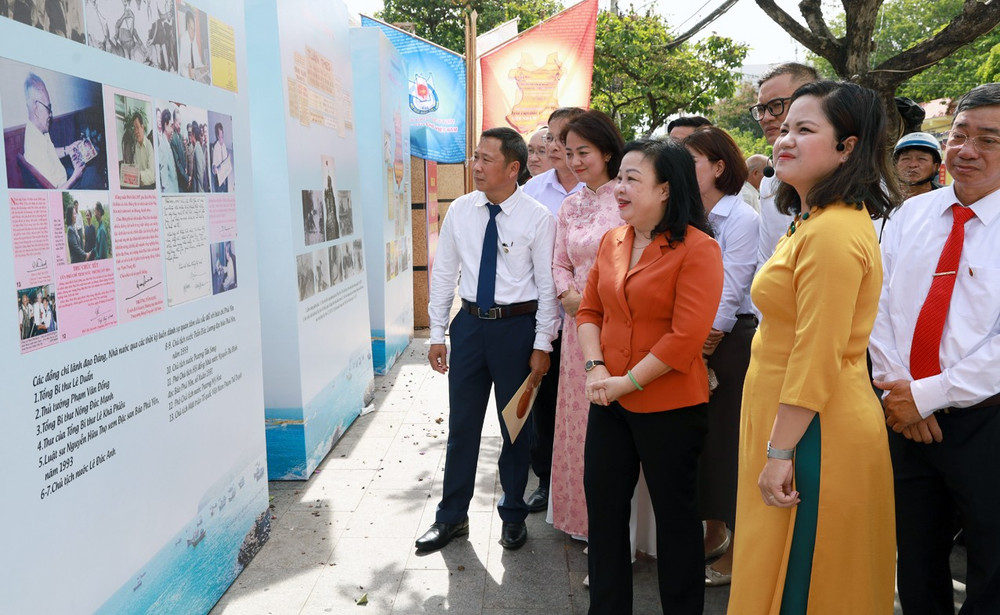 Lãnh đạo tỉnh Phú Yên và các đại biểu xem trưng bày hiện vật tại triển lãm. tham-quanimg-0561.jpg