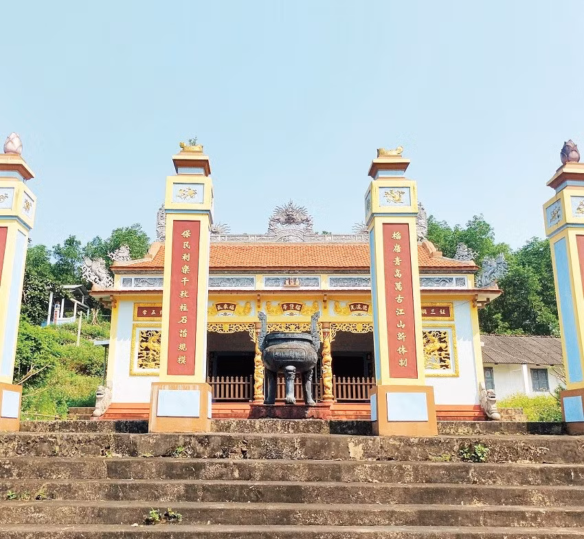 Đình làng Lựu Bảo đầy trang nghiêm.