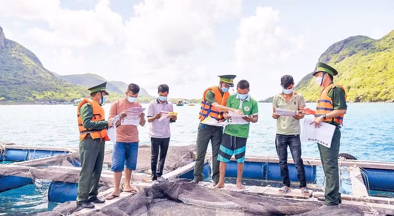 Tuổi trẻ Bộ đội Biên phòng thành phố tham gia tuyên truyền cho ngư dân về khai thác thủy sản hợp pháp. (Ảnh BP)