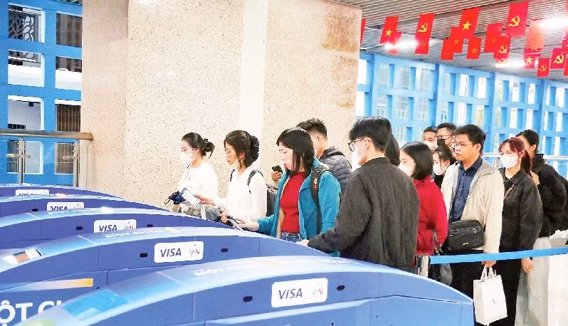 Người dân trải nghiệm hệ thống soát vé tự động, ứng dụng giải pháp sinh trắc học và thanh toán không dùng tiền mặt trên tuyến tàu điện Cát Linh-Hà Đông.