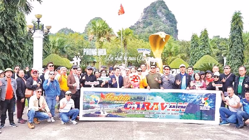 Đoàn Famtrip Caravan tham quan động Phong Nha.