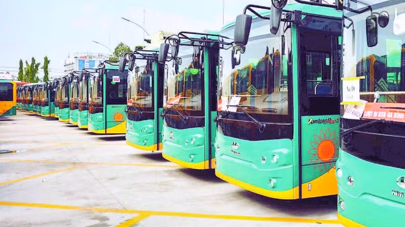 Xe buýt điện kết nối với tuyến Metro số 1 Bến Thành- Suối Tiên thu hút đông hành khách đi lại.