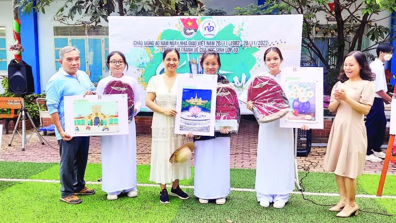 Cuộc thi vẽ của học sinh khối 10, Trường trung học phổ thông Nguyễn Du, Thành phố Hồ Chí Minh với chủ đề “Sắc màu” nhân Ngày Nhà giáo Việt Nam (Ảnh KHÁNH TRÌNH)