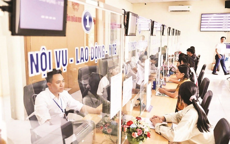 Người dân đến làm thủ tục tại Trung tâm phục vụ hành chính công huyện Tân Sơn.