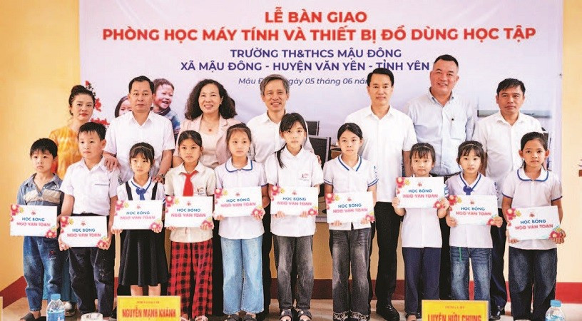 Trao ba-lô, 20 suất học bổng dành tặng học sinh nghèo vượt khó và nhiều dụng cụ học tập thiết yếu. (Ảnh SƠN TÙNG) td-14-6-moi-18h52-41.jpg
