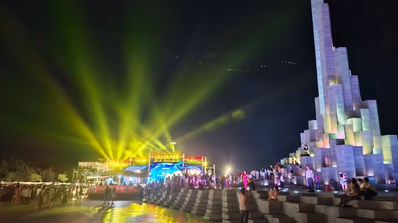 Hoành tráng đa sắc màu sân khấu Đắk Lắk-Âm vang ngày mới bên tháp Nghinh Phong.