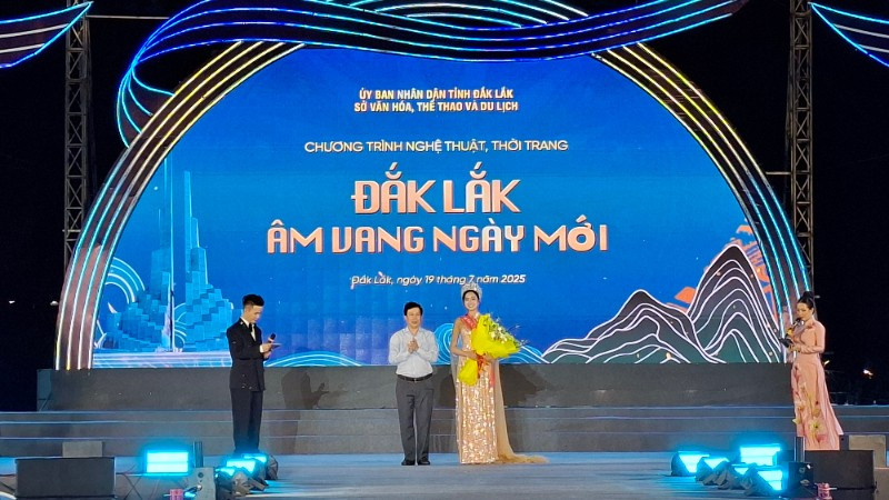 Lãnh đạo Sở Văn hóa-Thể thao và Du lịch tỉnh Đắk Lắk tặng hoa chúc mừng Hoa hậu Việt Nam 2024 Hà Trúc Linh. 20250719-200438-1494.jpg
