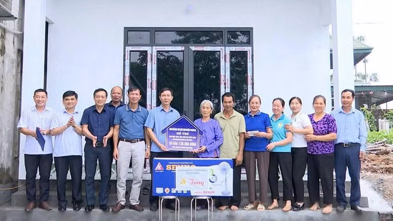 Lãnh đạo huyện Thanh Ba, tỉnh Phú Thọ trao tiền hỗ trợ xây dựng nhà cho gia đình bà Đỗ Thị Đoan ở khu Thanh Ba, xã Đông Lĩnh.