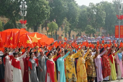 Khối văn hóa-thể thao diễu hành qua Quảng trường Ba Đình, Hà Nội sáng 2/9.