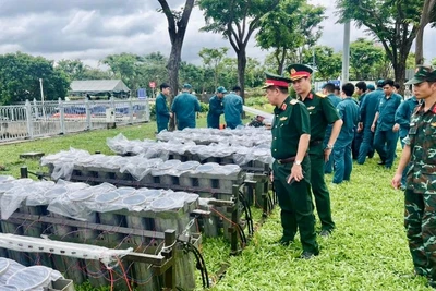 Lực lượng vũ trang thành phố chuẩn bị trận địa pháo hoa.