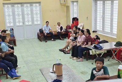 Người dân tránh bão số 5 tại Nhà văn hóa Tổ dân phố Liên Vinh, phường Hải Bình, tỉnh Thanh Hóa.