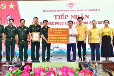 Bàn giao biểu trưng 38 tấn hàng hóa hỗ trợ các địa phương miền tây Nghệ An bị thiệt hại nặng nề do bão số 3 gây ra. (Ảnh: TRỌNG KIÊN)