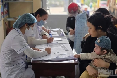 Khám sàng lọc cho trẻ trước khi tiêm vaccine. (Ảnh minh họa)