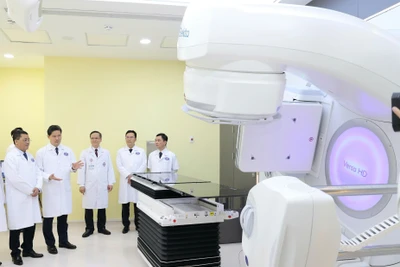 Thứ trưởng Thường trực Y tế Vũ Mạnh Hà và các đại biểu tham quan thiết bị mới tại Bệnh viện K, cơ sở Quán Sứ.