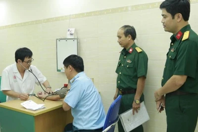 Khám, chữa bệnh cho quân nhân theo thẻ bảo hiểm y tế tại Bệnh viện Trung ương Quân đội 108. (Anh: ĐỨC THUẤN)