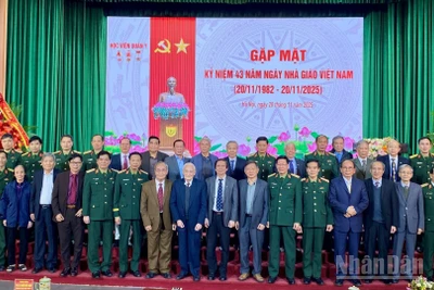 Các đại biểu chụp ảnh chung tại buổi gặp mặt kỷ niệm 43 năm Ngày Nhà giáo Việt Nam. (Ảnh: ĐỖ THOA)