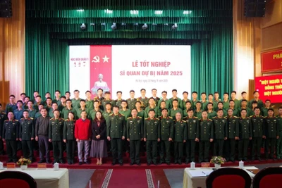 Các đại biểu dự lễ tốt nghiệp chụp ảnh cùng các tân Sĩ quan dự bị.