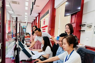 Đoàn công tác của Bộ Khoa học và Công nghệ làm việc tại Trung tâm phục vụ hành chính công tỉnh Thái Nguyên. (Ảnh: MAI HÀ)