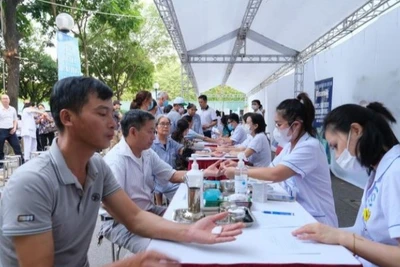 Khám tầm soát, lấy máu xét nghiệm tiểu đường cho người dân. (Ảnh: BVCC)