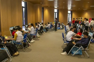 Nhiều người tham gia hiến máu không giấu được niềm vui và sự tự hào khi góp một phần sức mình cho cộng đồng.