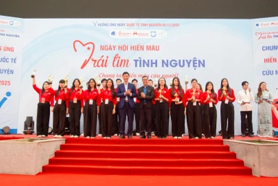 Biểu dương, khen thưởng các tập thể và cá nhân tiêu biểu trong phong trào hiến máu tình nguyện.