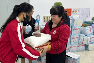 Cán bộ, tình nguyện viên Chữ thập đỏ cứu trợ người dân bị ảnh hưởng bởi mưa lũ tại thành phố Huế.