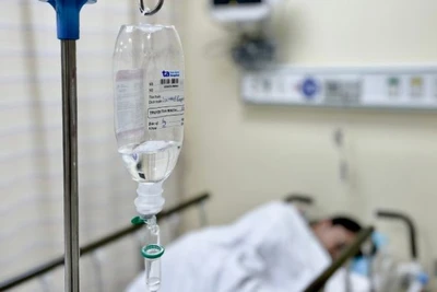 Người bệnh bị ngộ độc thực phẩm đang được truyền dịch. (Ảnh: Bệnh viện cung cấp)