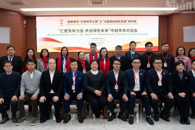 Các đại biểu tham dự buổi đối thoại chụp ảnh chung.