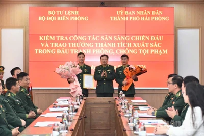 Thiếu tướng Nguyễn Văn Thiện, Phó Tư lệnh Bộ đội Biên phòng tặng bằng khen cho các cá nhân có thành tích xuất sắc.