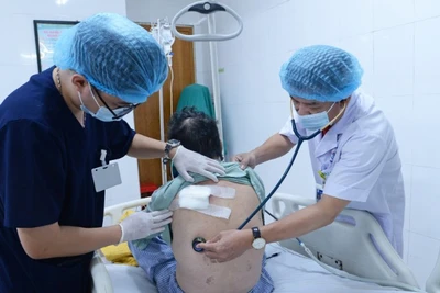 Bệnh nhân nhập viện kèm theo ổ áp xe vùng lưng-vai trái, mưng mủ, viêm tấy lan rộng. 