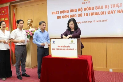 Cán bộ, công chức, viên chức, người lao động thuộc Bộ Y tế đã trực tiếp tham gia quyên góp, ủng hộ đồng bào vùng bão lũ bằng việc bỏ phong bì vào thùng quyên góp.