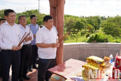 Phó Thủ tướng Nguyễn Chí Dũng và lãnh đạo tỉnh Quảng Trị dâng hương tại Di tích đặc biệt Thành Cổ Quảng Trị.
