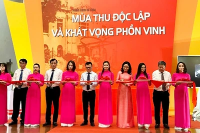 Các đại biểu cắt băng khai mạc triển lãm.