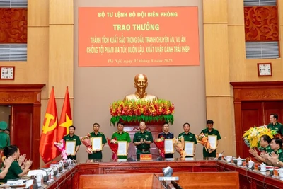 Đồng chí Trung tướng Nguyễn Anh Tuấn, Chính ủy Bộ đội Biên phòng trao thưởng cho các đơn vị có thành tích xuất sắc. (Ảnh: Bộ Tư lệnh Bộ đội Biên phòng)