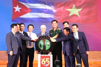 Các đại biểu thực hiện nghi thức phát động Chương trình vận động ủng hộ nhân dân Cuba với chủ đề “65 năm nghĩa tình Việt Nam-Cuba”.