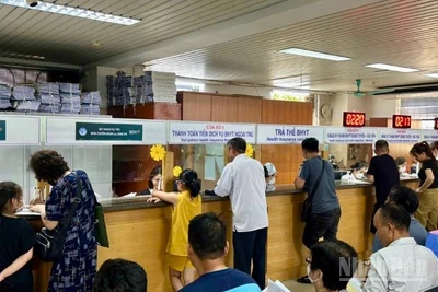 Người tham gia bảo hiểm y tế khi khám bệnh, chữa bệnh phải xuất trình thông tin thẻ bảo hiểm y tế bản giấy hoặc bản điện tử. (Ảnh: ĐỖ THOA)