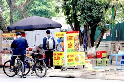 Bộ Y tế yêu cầu các đơn vị kiểm tra, giám sát việc tuân thủ quy định về an toàn thực phẩm tại các cơ sở kinh doanh dịch vụ ăn uống, thức ăn đường phố, thức ăn chung quanh trường học. (Ảnh: ĐỖ THOA)