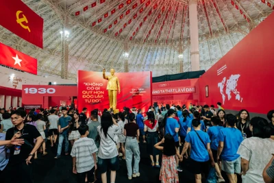 Pho tượng Chủ tịch Hồ Chí Minh được đặt chính giữa Triển lãm, thu hút đông đảo người dân đến tham quan. Ảnh: TL