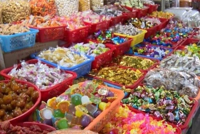 Bánh mứt kẹo là một trong những mặt hàng thực phẩm được tiêu thụ nhiều trong dịp Tết.