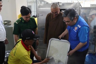 Đồng chí Nguyễn Phước Lộc, Phó Bí thư Thành ủy, Chủ tịch Ủy ban Mặt trận Tổ quốc Việt Nam Thành phố Hồ Chí Minh trực tiếp kiểm tra bếp ăn dã chiến.