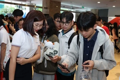 Sinh viên đến với Ngày hội “Thực tập và Việc làm Thành phố Hồ Chí Minh-UEH Career Fair 2025”.