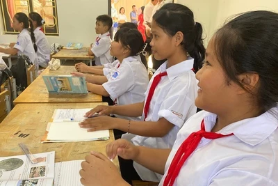 Các em học sinh Trường trung học cơ sở Minh Châu phấn khởi bước vào năm học mới 2025-2026.