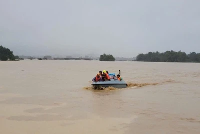 Lực lượng chức năng xã Lương Sơn, tỉnh Phú Thọ triển khai nhiệm vụ cứu hộ, cứu nạn.