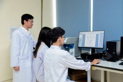 Hướng dẫn nghiên cứu khoa học tại Viện Hàn lâm Khoa học và Công nghệ. (Ảnh: BÍCH LIÊN)