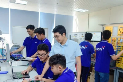 Sinh viên tham gia các tiết học tại Trường đại học Khoa học và Công nghệ Hà Nội (USTH). (Ảnh TL)