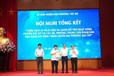 Phó Chủ tịch Ủy ban nhân dân thành phố Hà Nội Trương Việt Dũng trao thư khen của thành phố Hà Nội cho lãnh đạo phường Tây Hồ, do phường có thành tích xuất sắc trong trong Chiến dịch "45 ngày đêm ra quân hỗ trợ hoạt động chuyển đổi số”.